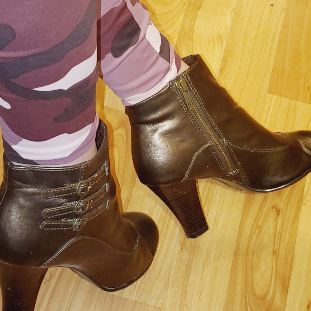 Stunning Bronze ankle booties sz 7 women